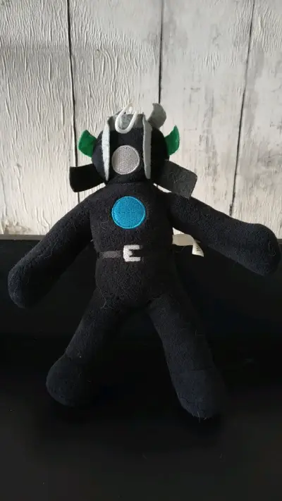 Peluche de superhéroe negro con detalles coloridos - miniatura 1
