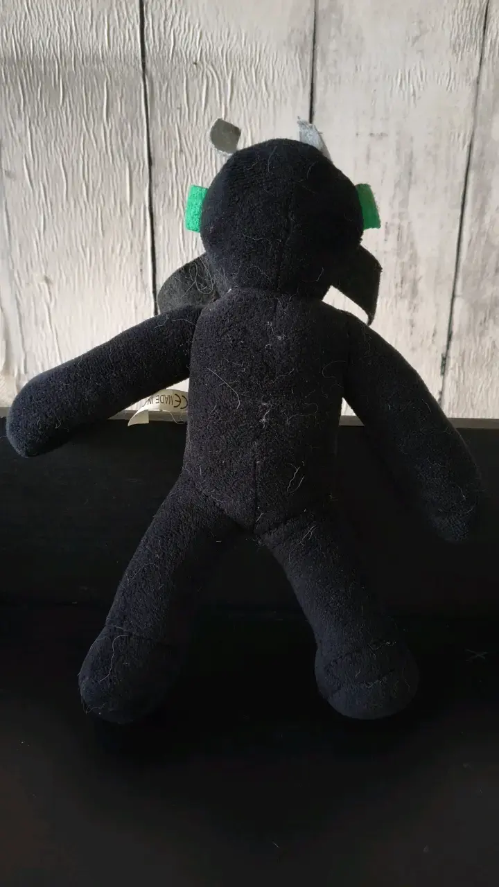 Peluche de superhéroe negro con detalles coloridos - 2