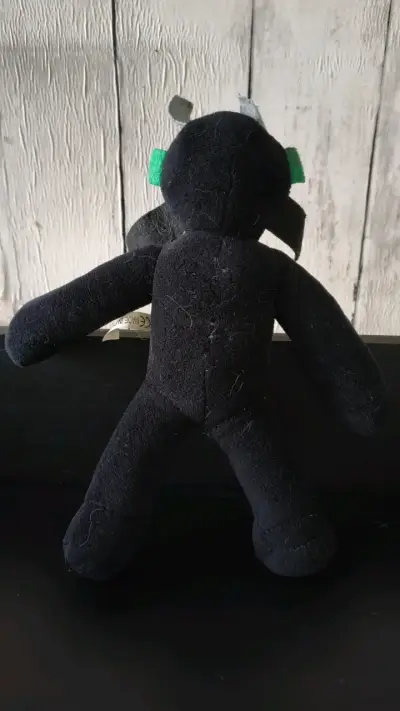 Peluche de superhéroe negro con detalles coloridos - miniatura 2