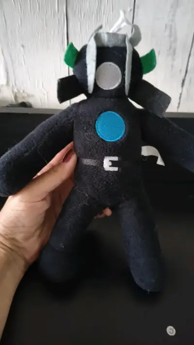 Peluche de superhéroe negro con detalles coloridos - miniatura 3