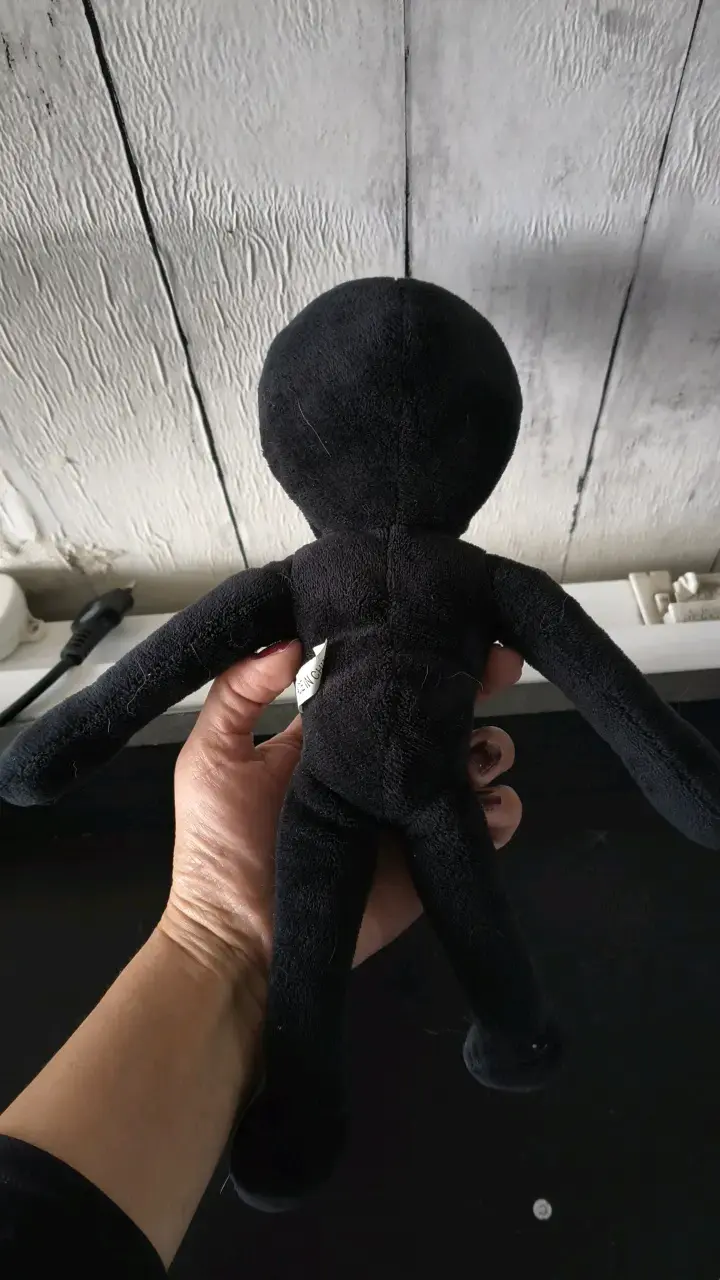 Peluche de superhéroe negro con detalles coloridos - 5