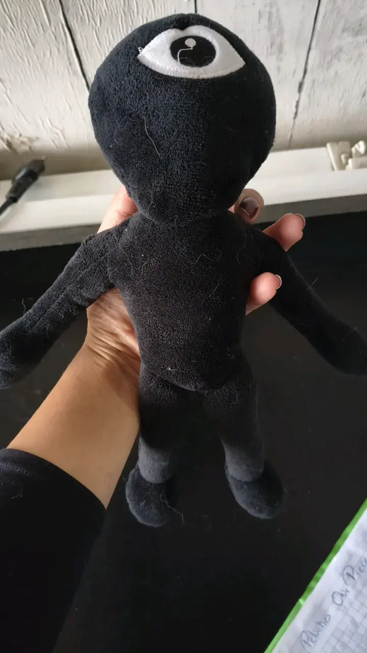 Peluche de superhéroe negro con detalles coloridos - 6