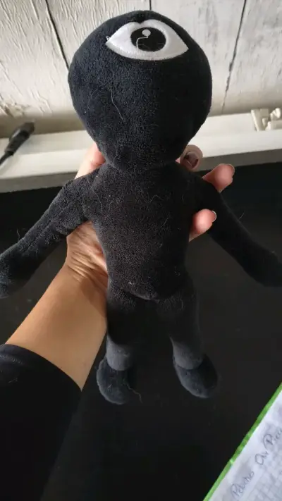 Peluche de superhéroe negro con detalles coloridos - miniatura 6