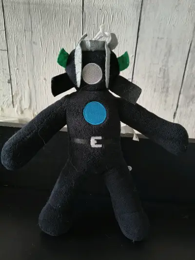 Peluche de personaje negro con detalles coloridos - miniatura 2