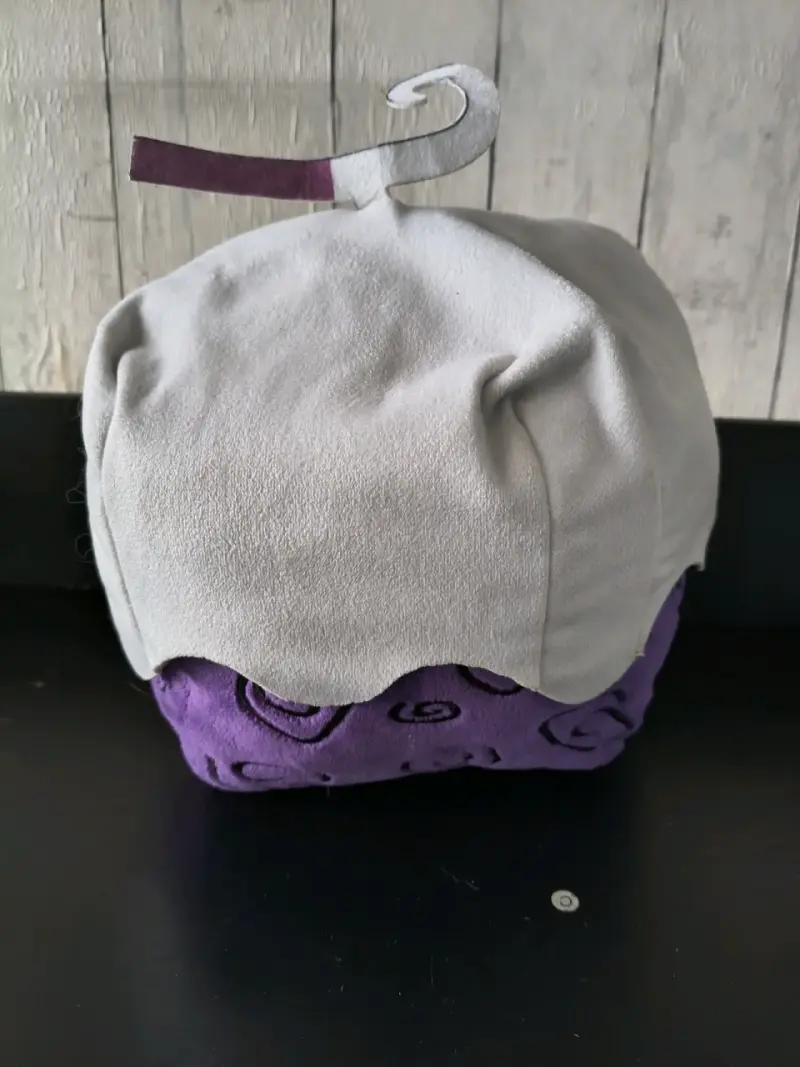 Fruta de peluche anime morado y blanco