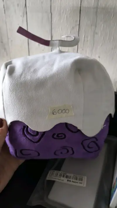 Fruta  de peluche anime morado y blanco - miniatura 3
