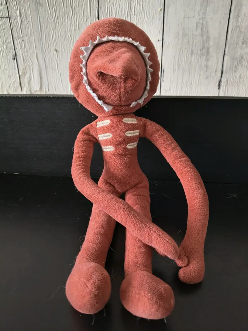 Peluche de monstruo rojo con dientes