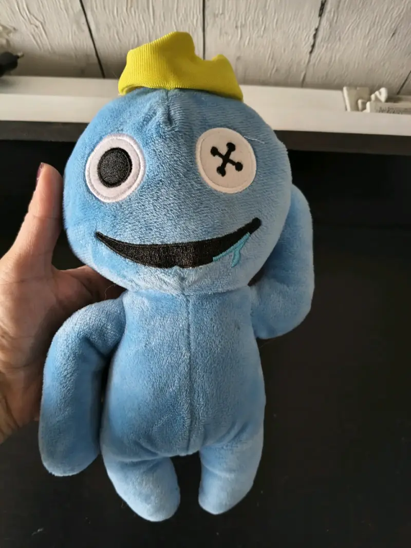 Peluche anime azul con corona amarilla para niños