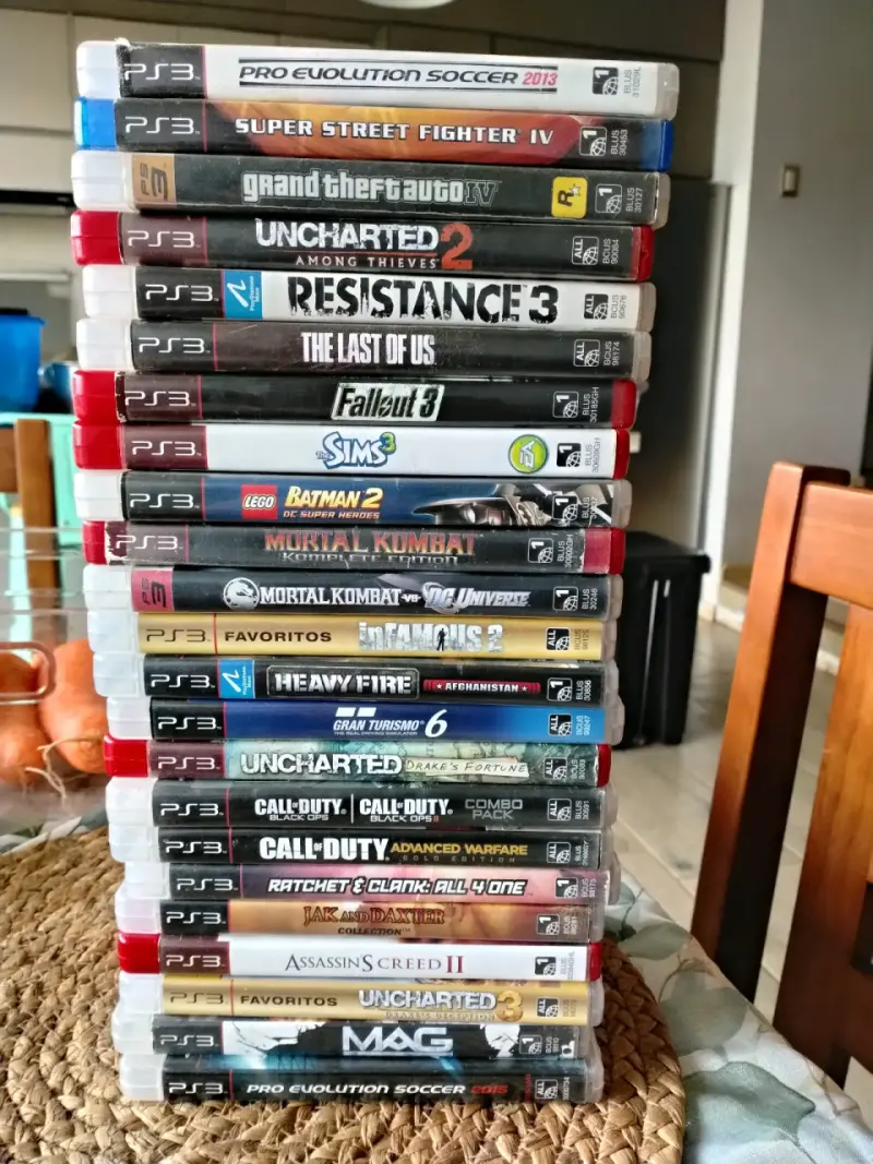 Consola PS3 con 24 juegos y 2 controles - 1