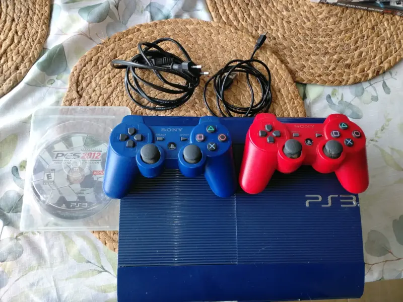 Consola PS3 con 24 juegos y 2 controles - 2