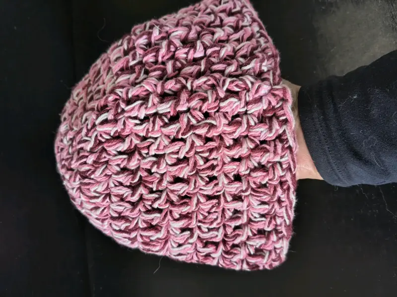 Conjunto de gorro y bufanda tejido a mano rosado