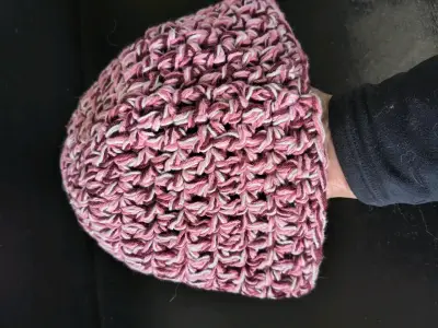 Conjunto de gorro y bufanda tejido a mano rosado - miniatura 1