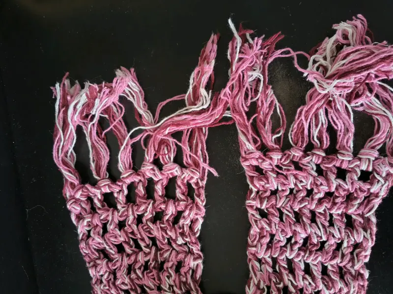 Conjunto de gorro y bufanda tejido a mano rosado - 2