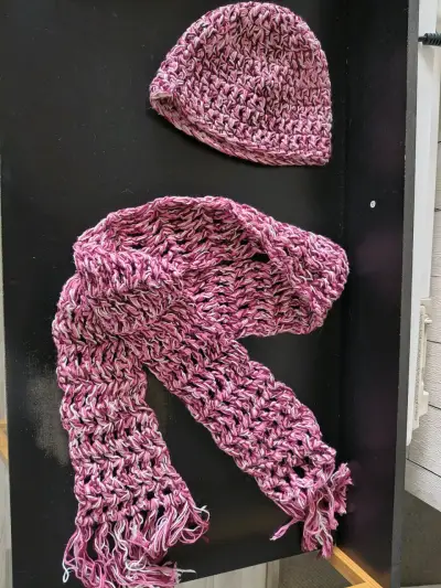 Conjunto de gorro y bufanda tejido a mano rosado - miniatura 3