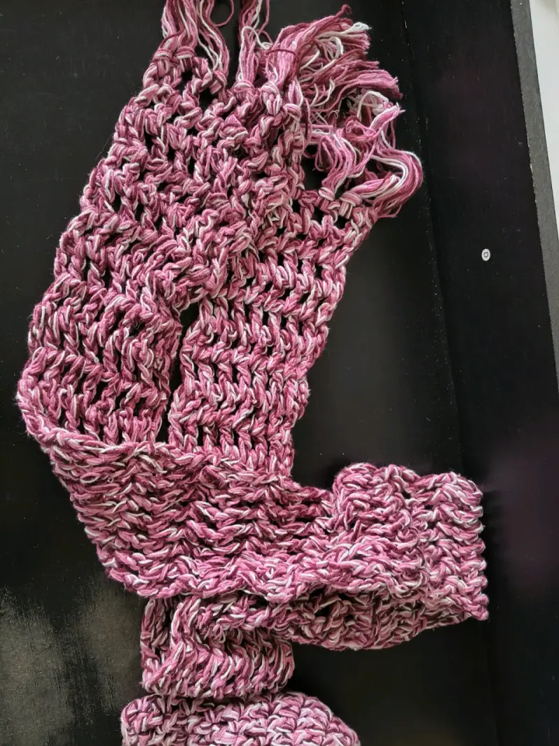 Conjunto de gorro y bufanda tejido a mano rosado - 4