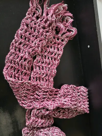 Conjunto de gorro y bufanda tejido a mano rosado - miniatura 4
