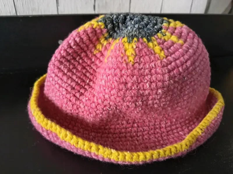 Sombrero tejido a crochet rosa con diseño floral - 2