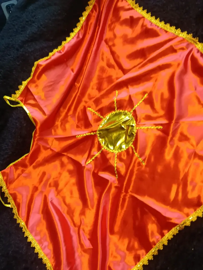Disfraz de seda blanco y rojo con detalles dorados - 5