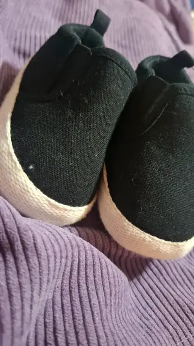 Zapatillas negras para bebé unisex - miniatura 1