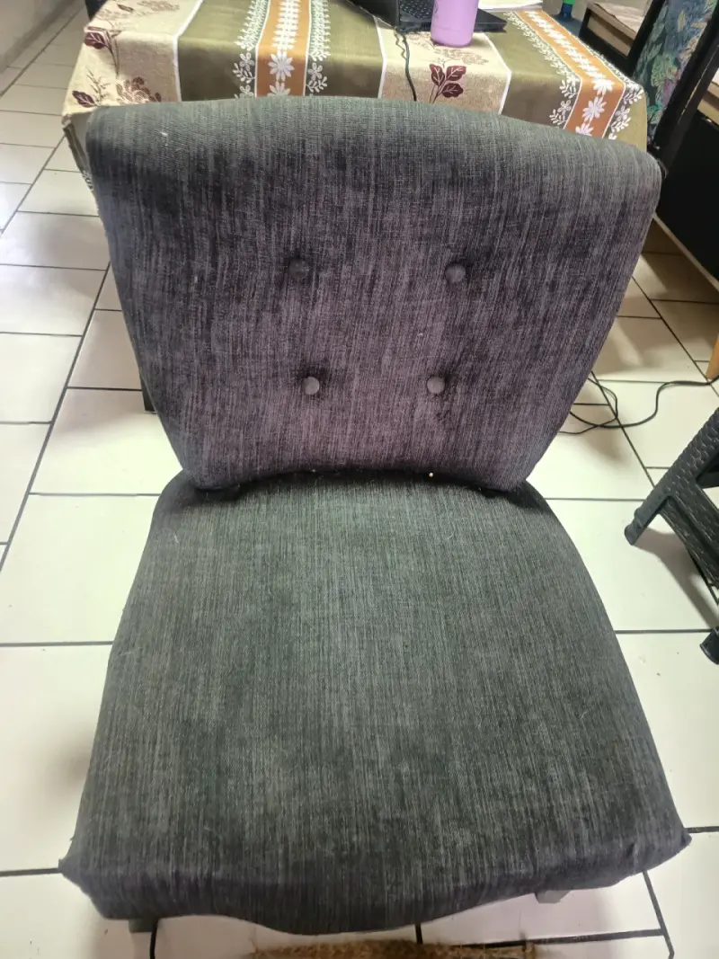 Silla tapizada gris oscuro con botones - 1