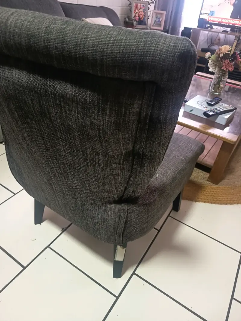 Silla tapizada gris oscuro con botones - 3