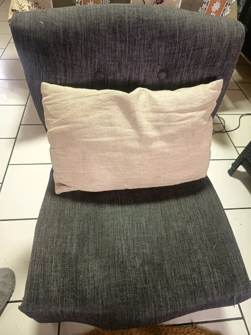 Silla tapizada gris oscuro con botones - 4