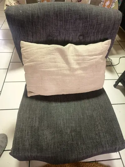 Silla tapizada gris oscuro con botones - miniatura 4