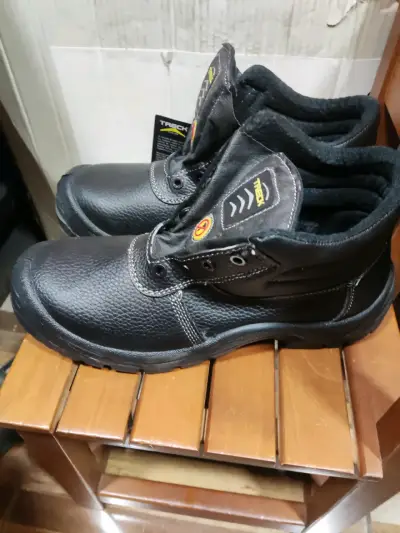 Botas de Seguridad Negras Treck con Punta de Acero - miniatura 2