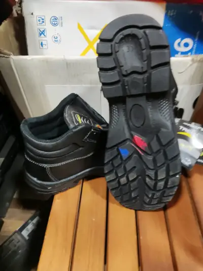 Botas de Seguridad Negras Treck con Punta de Acero - miniatura 4