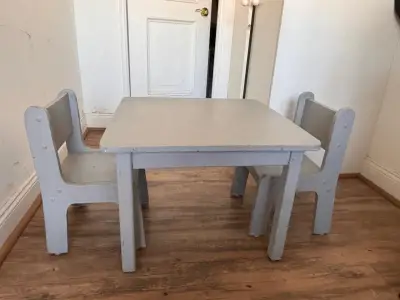 Mesa y sillas infantiles de madera gris - miniatura 1