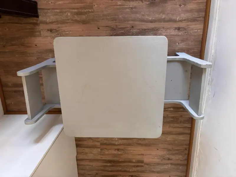 Mesa y sillas infantiles de madera gris - 3