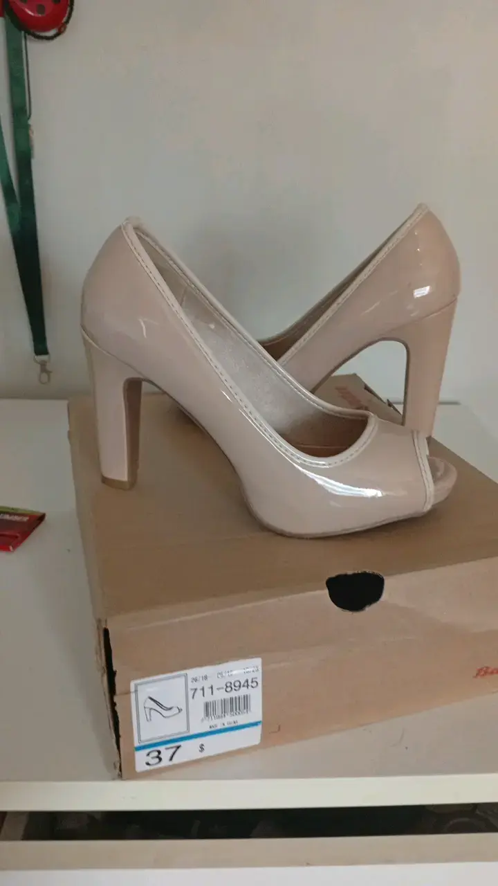 Zapatos de tacón beige con punta abierta - 2