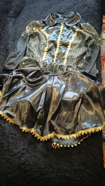 Disfraz de baile negro con detalles dorados - miniatura 1
