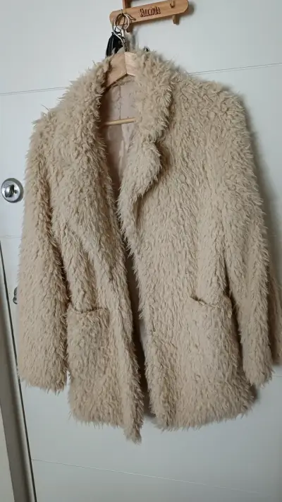 Abrigo de mujer beige peludo elegante - miniatura 1
