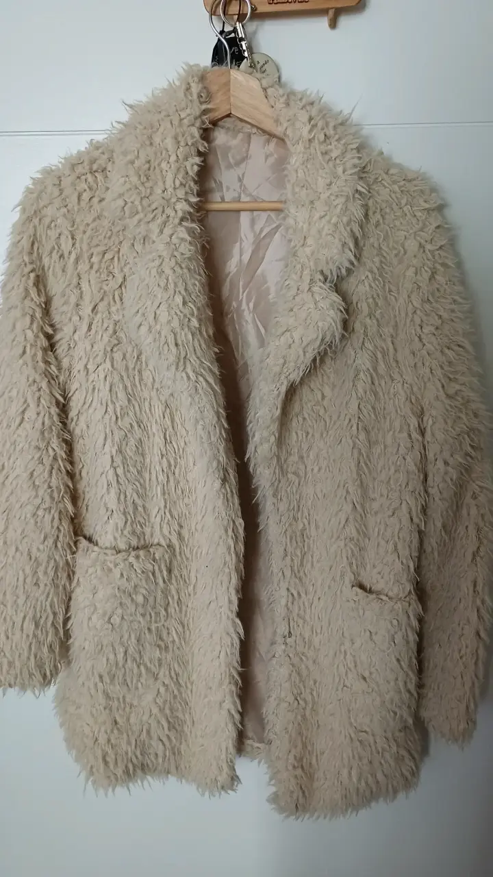 Abrigo de mujer beige peludo elegante - 2