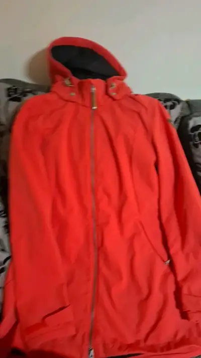 Chaqueta impermeable roja con capucha - miniatura 1