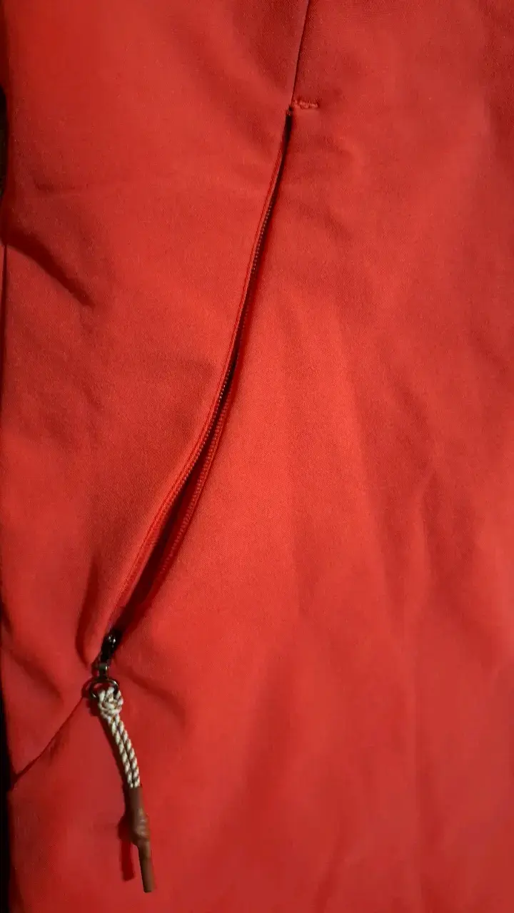 Chaqueta impermeable roja con capucha - 3