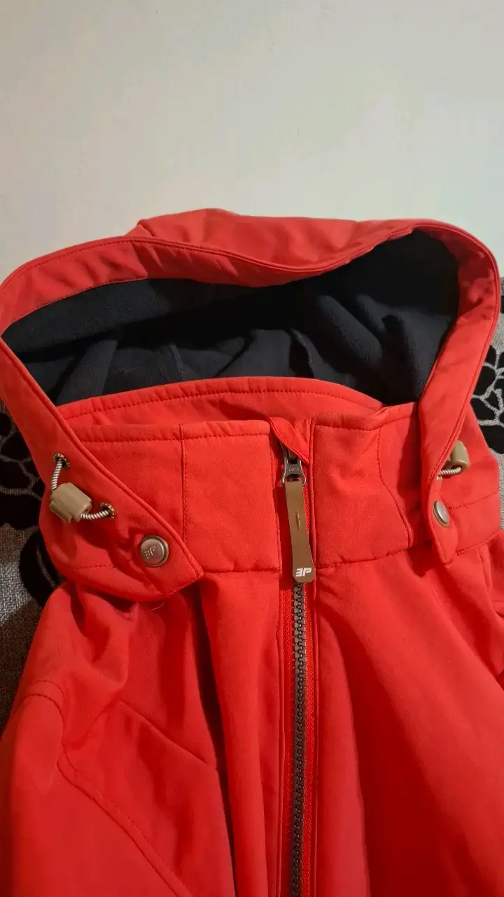 Chaqueta impermeable roja con capucha - 4