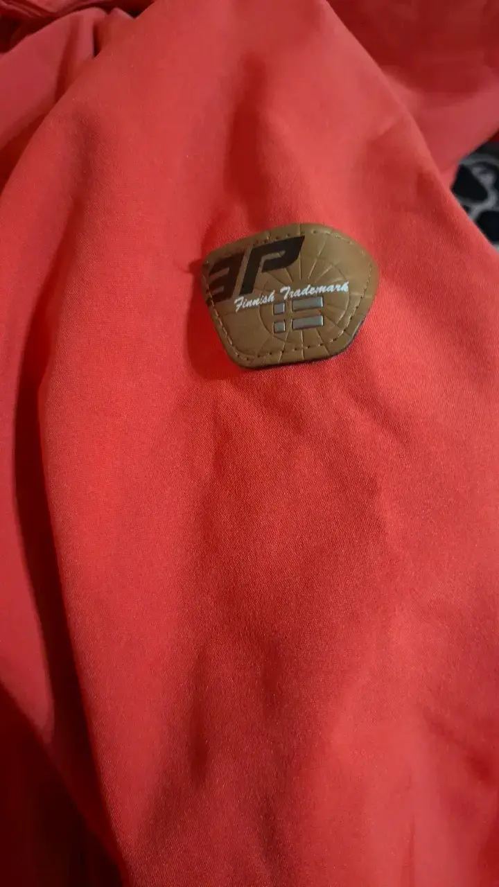 Chaqueta impermeable roja con capucha - 5