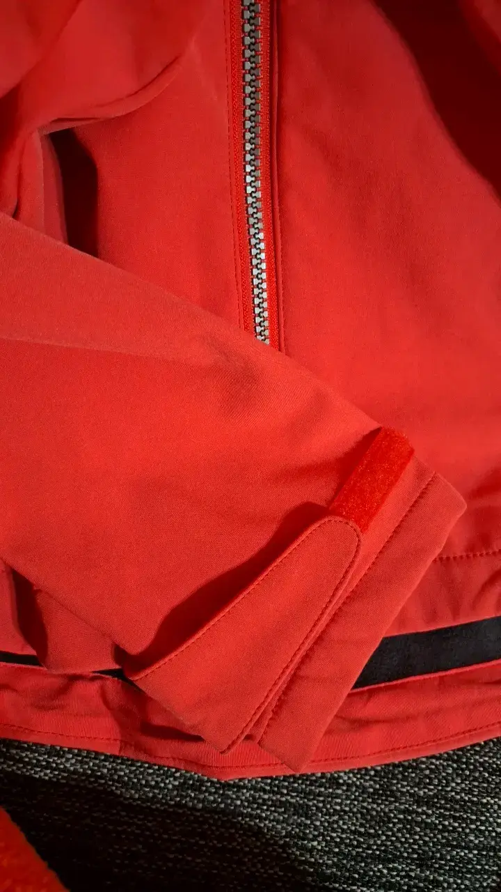 Chaqueta impermeable roja con capucha - 6
