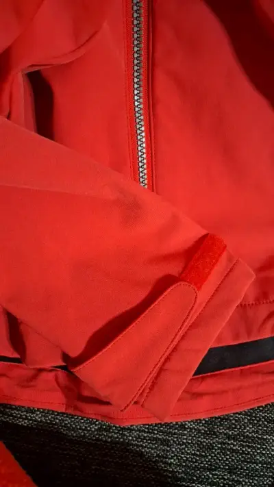 Chaqueta impermeable roja con capucha - miniatura 6