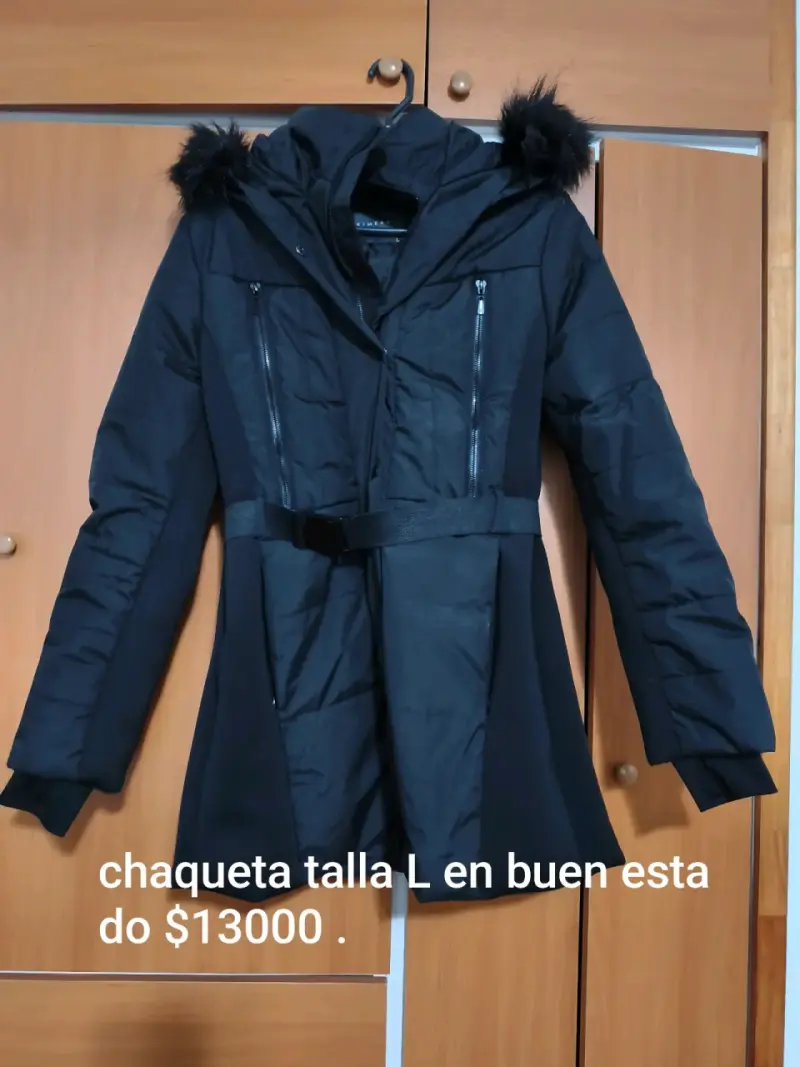 Chaqueta negra con capucha y cinturón talla L