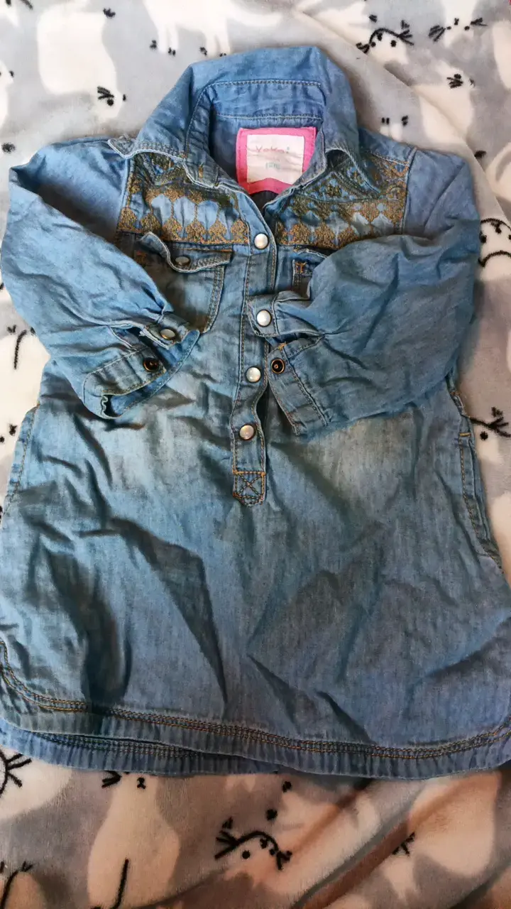 Vestido de mezclilla para niña con bordado