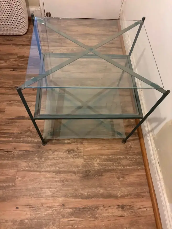 Mesa de vidrio con estructura metálica moderna - 1