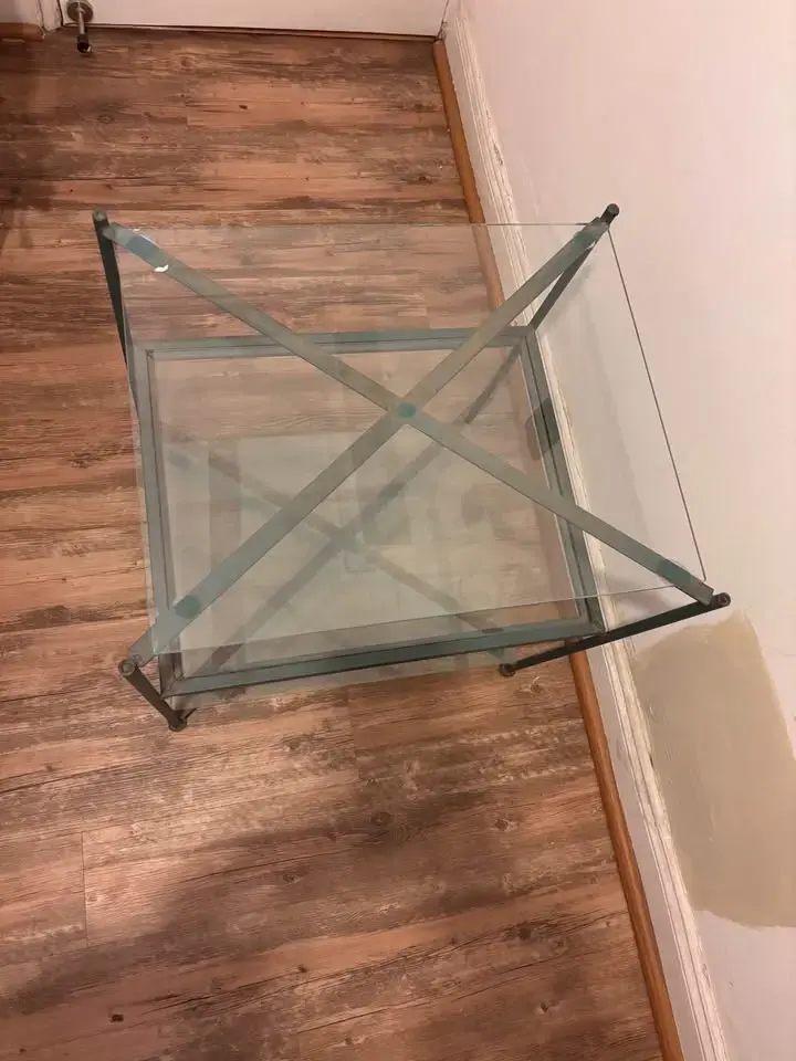 Mesa de vidrio con estructura metálica moderna - 2