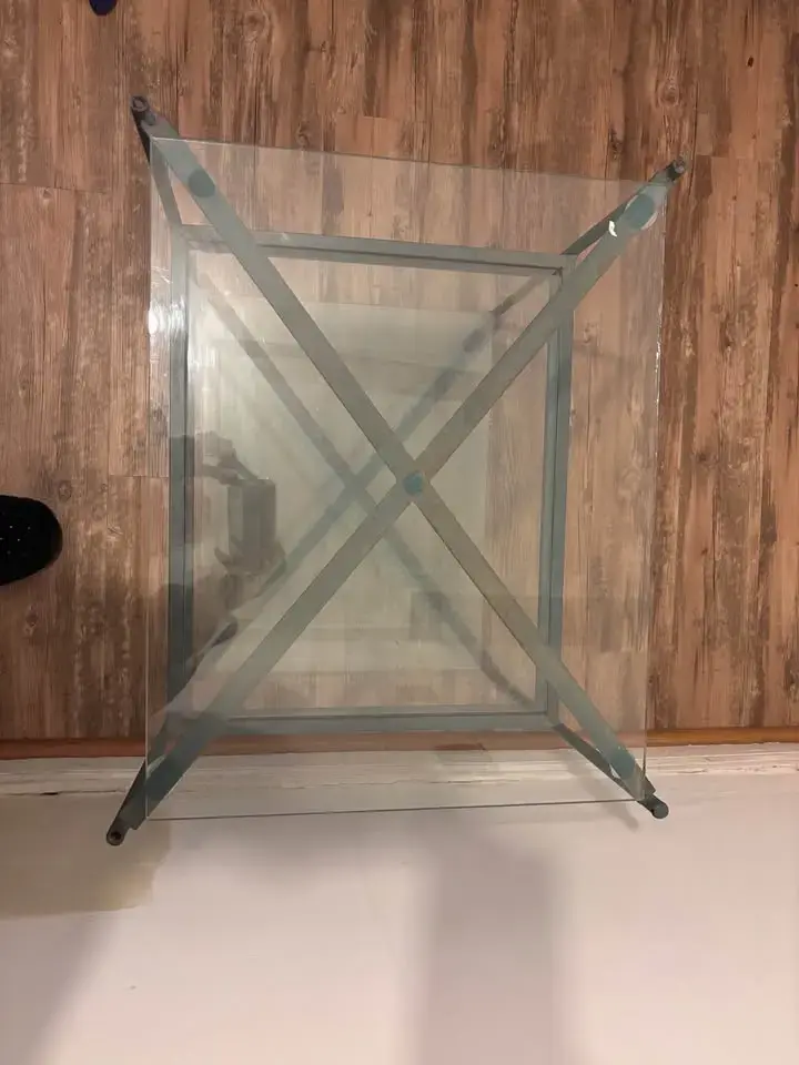 Mesa de vidrio con estructura metálica moderna - 3