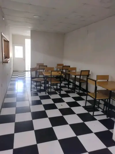 Conjunto de mesas y sillas para comedor o cafetería - miniatura 1
