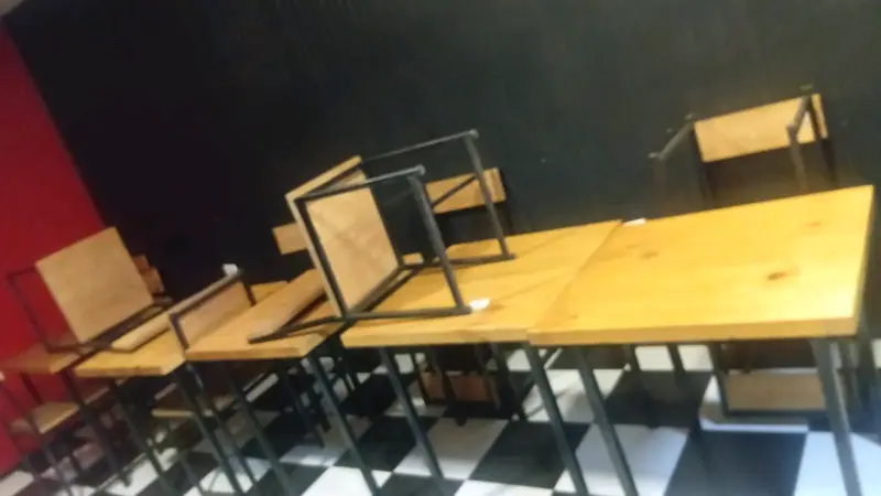 Conjunto de mesas y sillas para comedor o cafetería - 2
