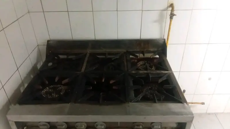 Cocina industrial de acero inoxidable con 6 quemadores - 2