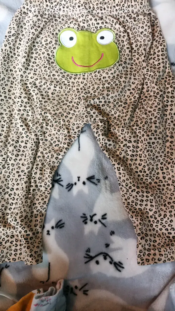 Pijama infantil con diseño de rana y leopardo